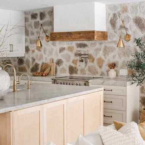 Kitchen-Trend-2023-Stone-Backsplash